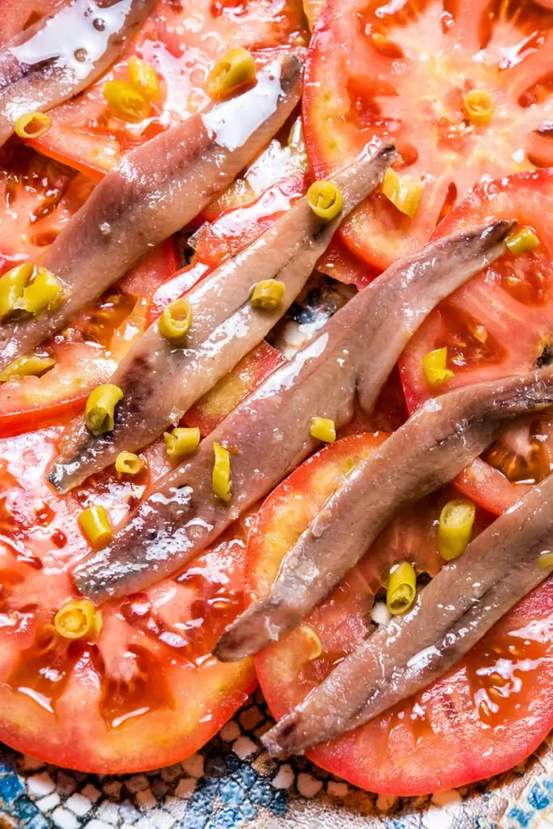 Tomate de termporada con anchoa