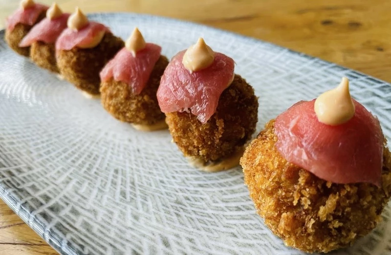 Buñuelos de atún y sashimi de atún rojo