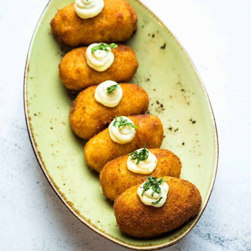 Croquetas de calamar fresco con alioli (las de toda la vida)