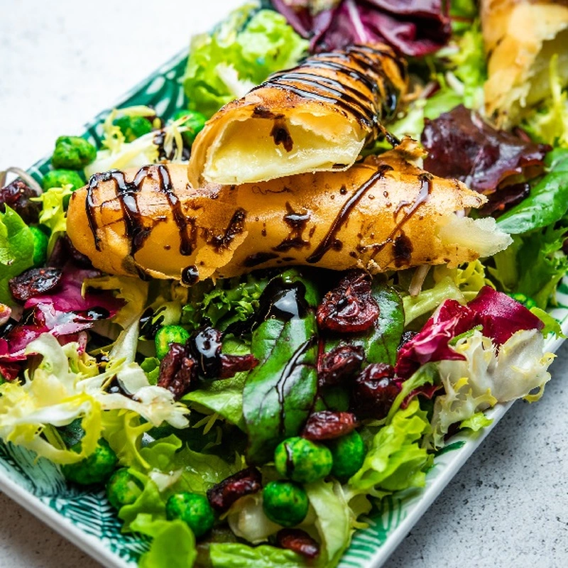 Ensalada de queso brie frito