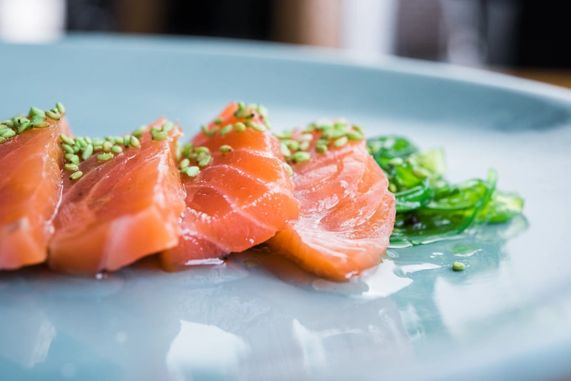 Lomitos de salmón Ahumados Domínguez con huevas de wasabi y sobre cama de alga guacame