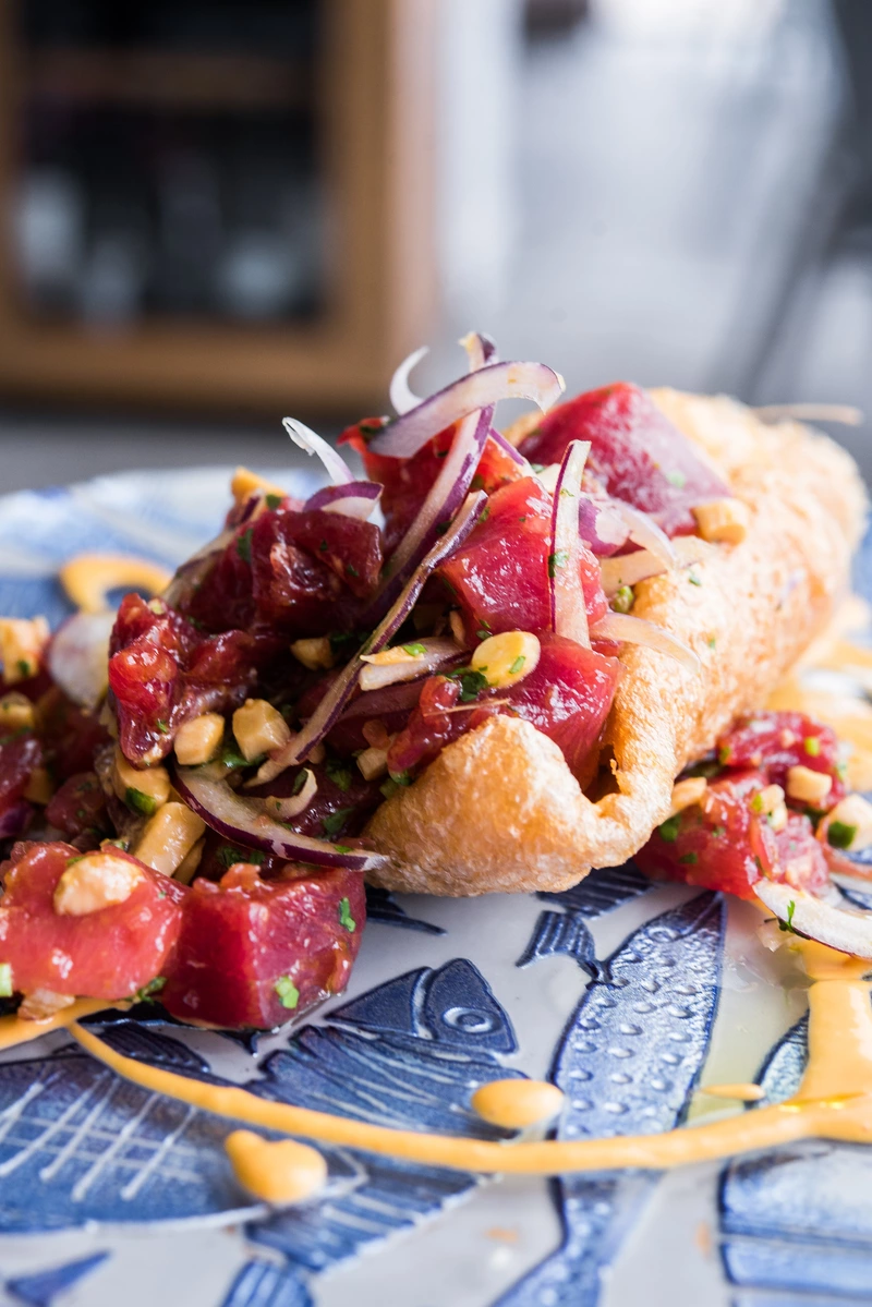 Ceviche de atún rojo sobre chicharrón