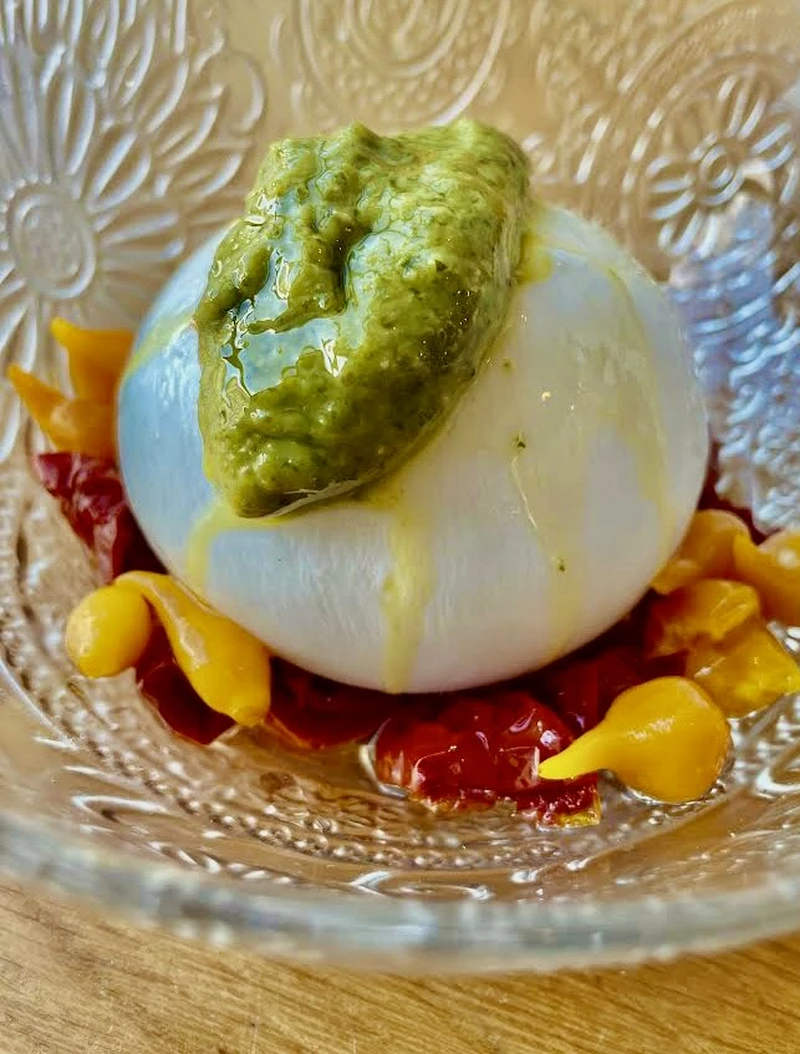 Burrata artesanal con pesto 