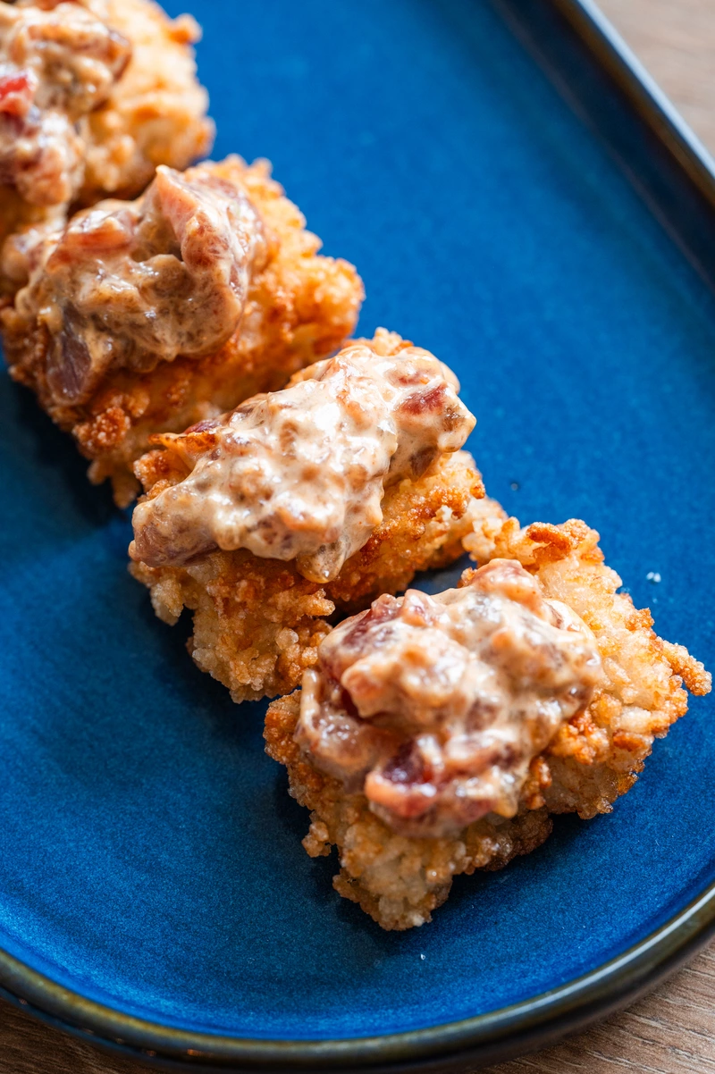 Niguiri frito con tartar de atun