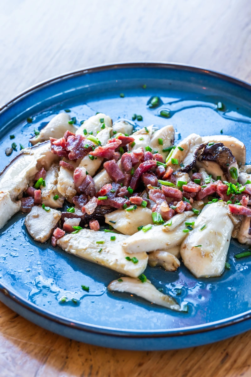 Boletus salteado en ajimoji y taquitos de jamon