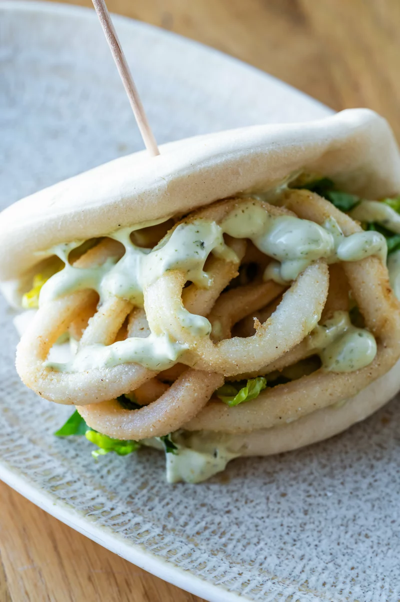 Pan Bao de calamar a la andaluza con alioli y albahaca