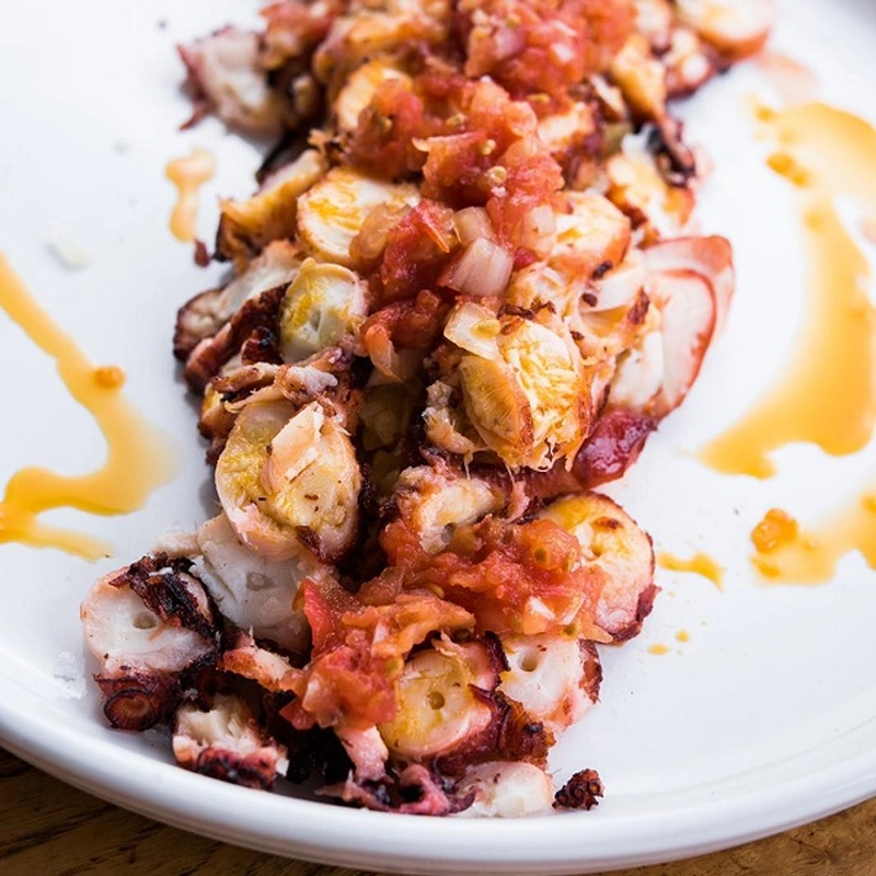 Pulpo a la parrilla con pico de gallo y patata machacá