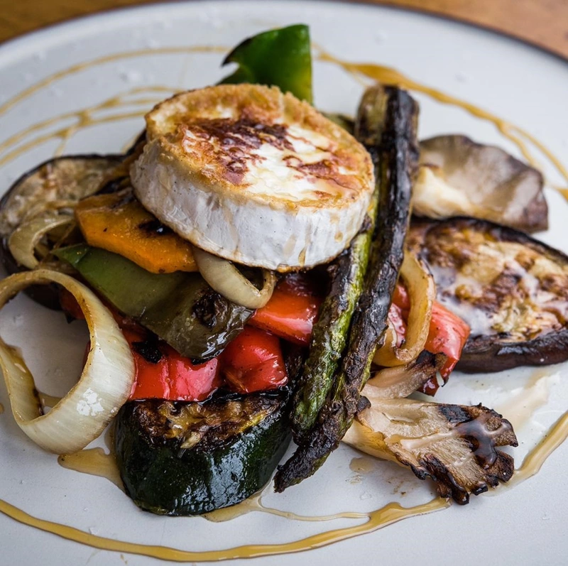 Verduras braseadas con queso de cabra y miel